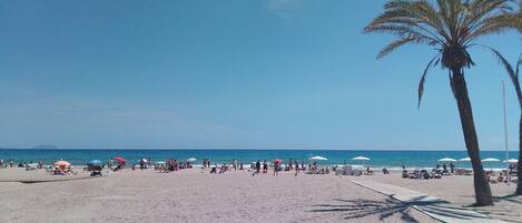 Plage à proximité, chaises longues