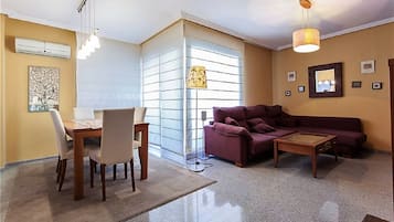 Televisie, een dvd-speler, boeken en een filmbibliotheek