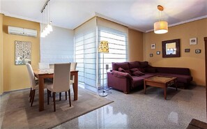 Télévision, lecteur de DVD, livres, vidéothèque