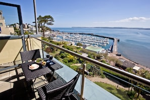 Outdoor dining - Harbour View, Luxury 5 star Apartment, Stunning Views, Location Free Parking (Torquay)