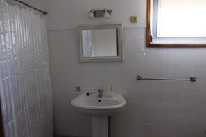 Sèche-cheveux, serviettes fournies, papier toilette