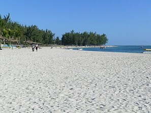 Nær stranden og strandhåndklær