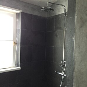 Suihku, hiustenkuivaaja, pyyhkeet, vessapaperi