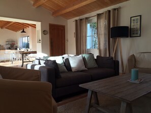 Televisión, chimenea, reproductor de DVD y estéreo 