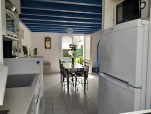 Kühlschrank, Mikrowelle, Ofen, Herdplatte