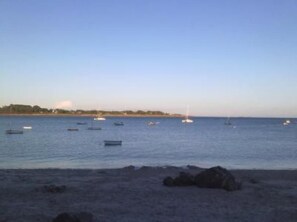 A beach with boats in the water and a rocky shoreline. - House / Villa - Trinite sur mer (La Trinité-Sur-Mer)