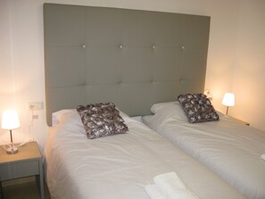 2 chambres, coffres-forts dans les chambres, fer et planche à repasser