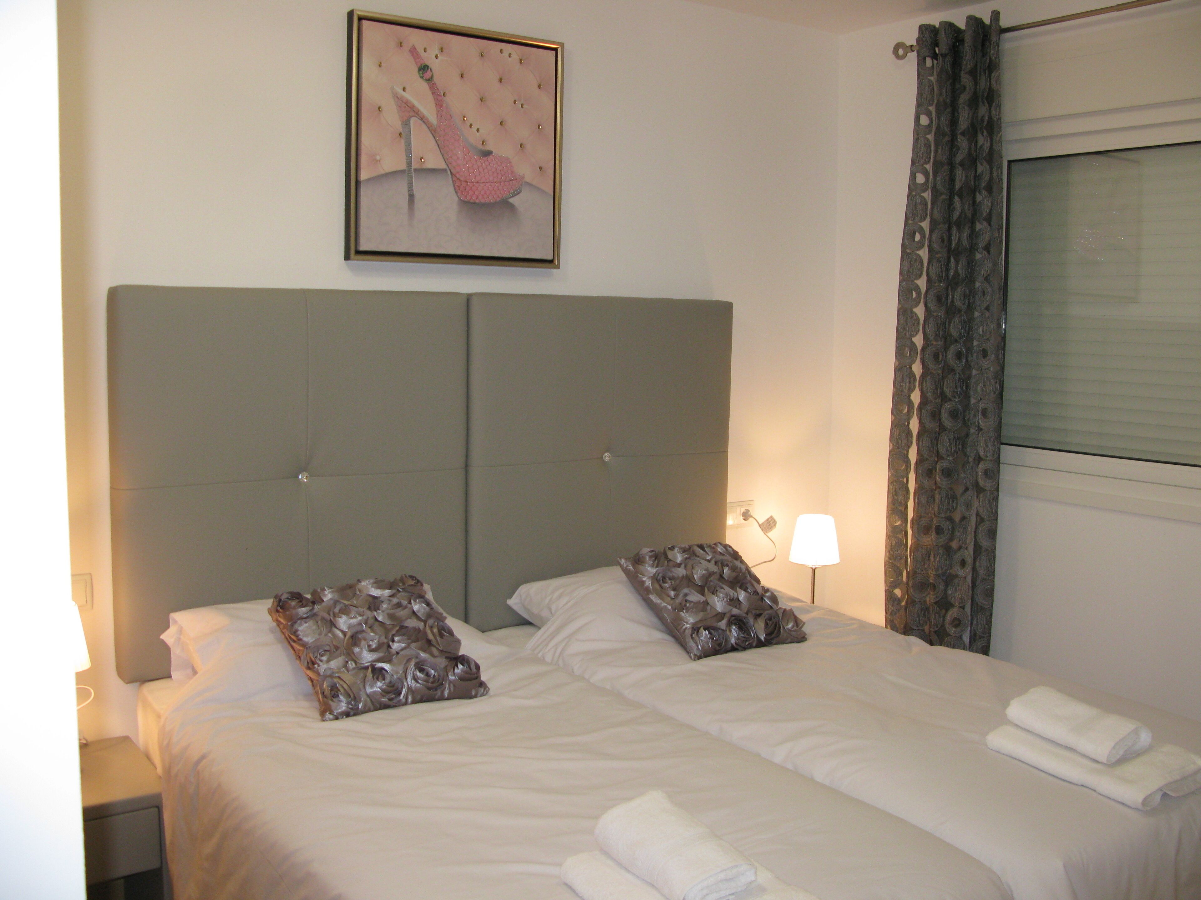 2 makuuhuonetta, tallelokero huoneessa, silitysrauta/-lauta