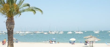 Ubicación cercana a la playa y toallas de playa