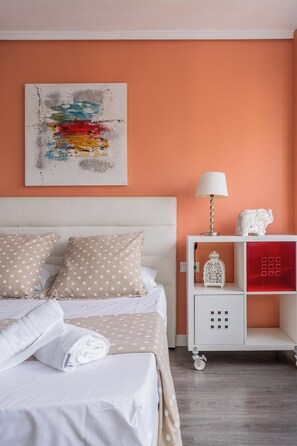 2 habitaciones, tabla de planchar con plancha y cuna de viaje