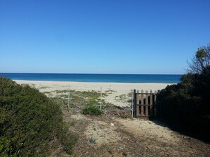 En la playa, sillas reclinables de playa, toallas de playa
