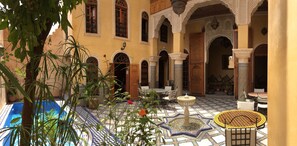 Outdoor dining - Junior Suite at Riad Layalina Fez: Pool, 360° View & Free Secure Parking at Foot (Fès)