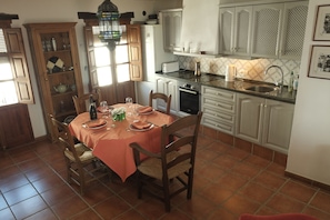 Frigorífico, horno, placa de cocina y cafetera o tetera