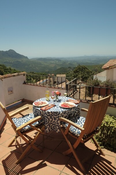 Charming House With Spectacular Open Views and Free Wifi, close to all amenities