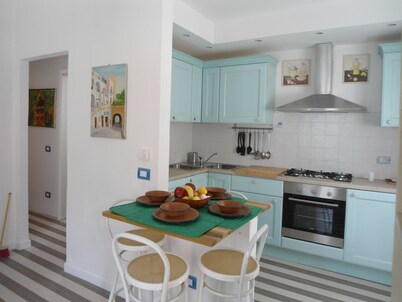 Carrugio Azzurro, a tiro de piedra del mar.