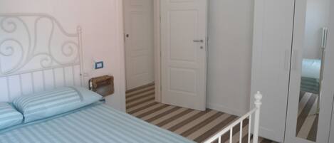 2 bedrooms, iron/ironing board, bed sheets