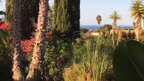Una piscina con una vista despejada del mar al fondo.