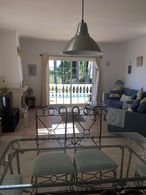 TV, fireplace, DVD player, books