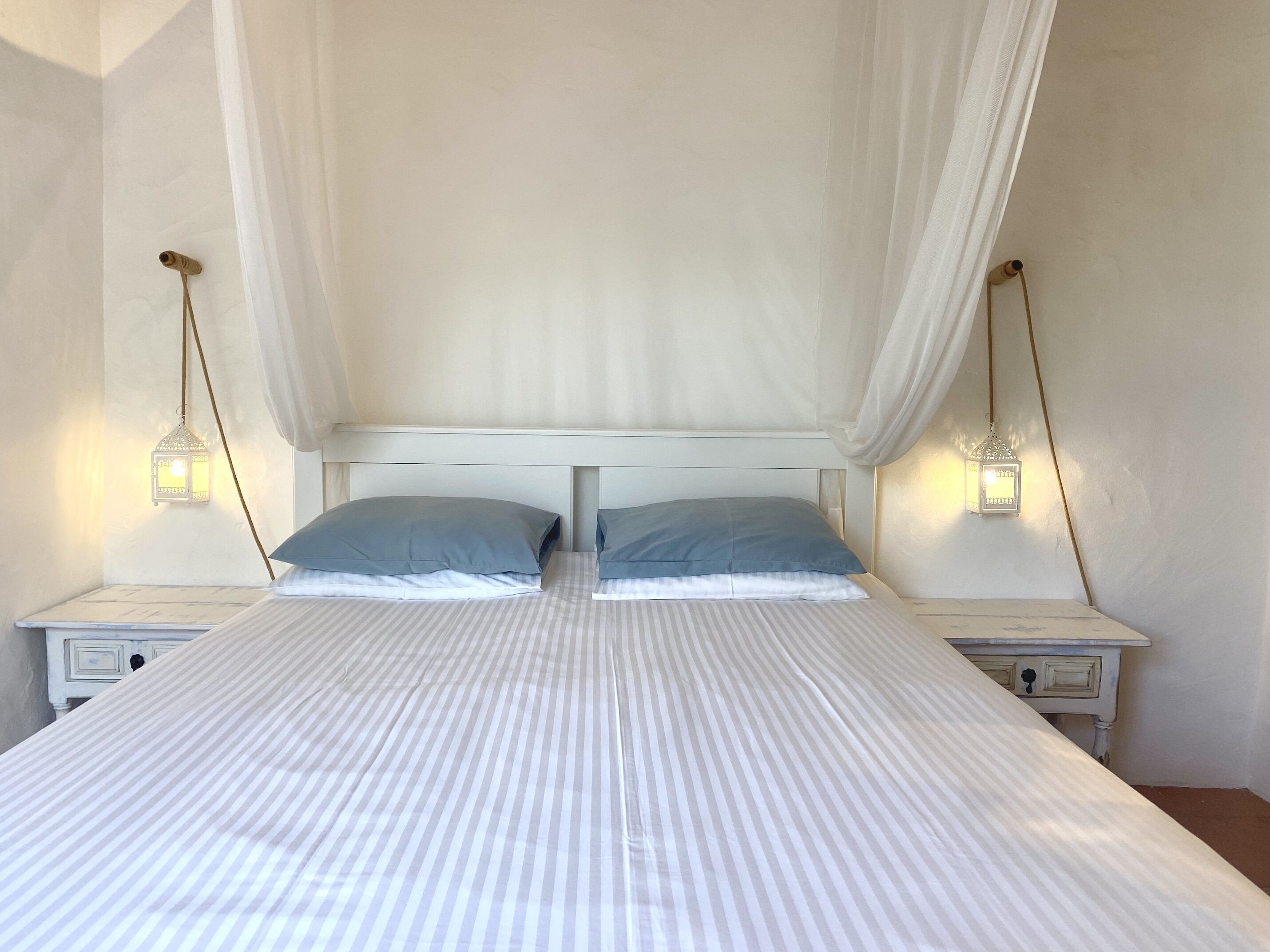 2 habitaciones, tabla de planchar con plancha, wifi y ropa de cama 