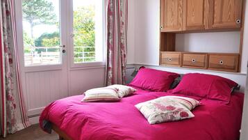 3 bedrooms, iron/ironing board, travel crib, free WiFi