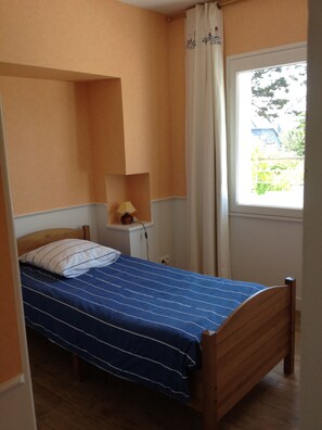 3 bedrooms, iron/ironing board, travel cot, free WiFi