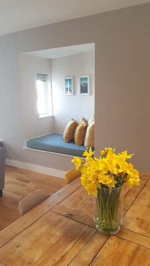 Interior - Amazing views of Fistral Beach with secure parking for 2 vehicles (Newquay)