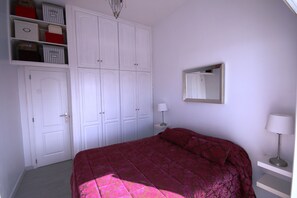 1 slaapkamer, een strijkplank/strijkijzer, reisbedje, wifi