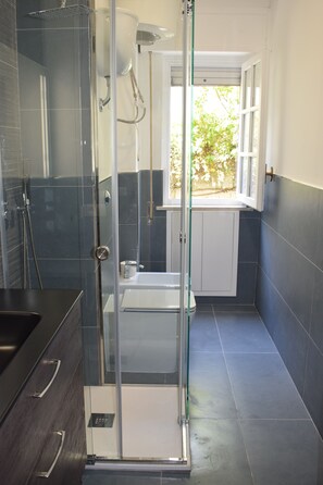Combined shower/bathtub, hair dryer, bidet, towels