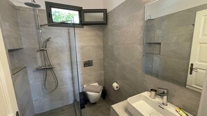 Duschwanne, Haartrockner, Handtücher