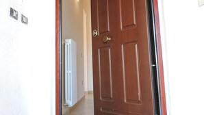 A wooden door with a "WELCOME" mat at the entrance. - Historic Center Salerno, ideal for getting around the city and the coast - Wi-Fi Free (Salerno)