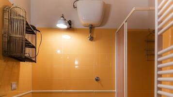 Dusche, Haartrockner, Bidet, Handtücher