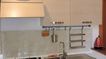 Kühlschrank, Ofen, Herdplatte, Wasserkocher mit Kaffee-/Teezubehör