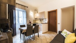 A compact living space with a dining area, kitchenette, and a sofa. - Historic Center Salerno, ideal for getting around the city and the coast - Wi-Fi Free (Salerno)