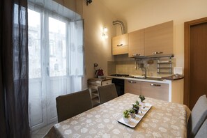 Fridge, oven, stovetop, coffee/tea maker