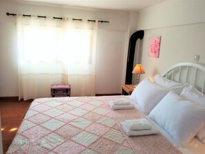 2 chambres, fer et planche à repasser, Wi-Fi gratuit, draps fournis