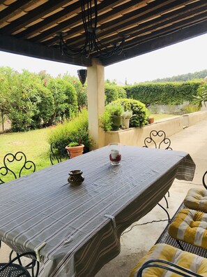 Outdoor dining - House with character, private swimming pool, near Carcassonne (Villeneuve-Minervois)