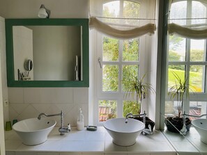 Shower, hair dryer, towels, soap - House with character, private swimming pool, near Carcassonne (Villeneuve-Minervois)