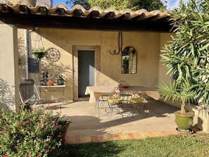 Outdoor dining - House with character, private swimming pool, near Carcassonne (Villeneuve-Minervois)
