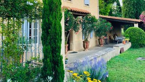 Una casa de dos pisos con un jardín delantero.