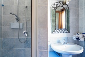 Bruser, hårtørrer, bidet, håndklæder