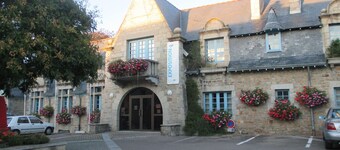 Pretty Breton Cottage recently refurbished 2 bedrooms  central to all amenities 