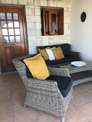 Smart-TV, DVD-Player, Bücher