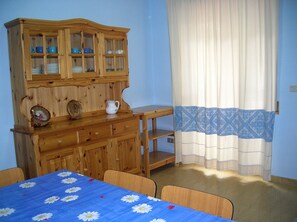 3 chambres, fer et planche à repasser