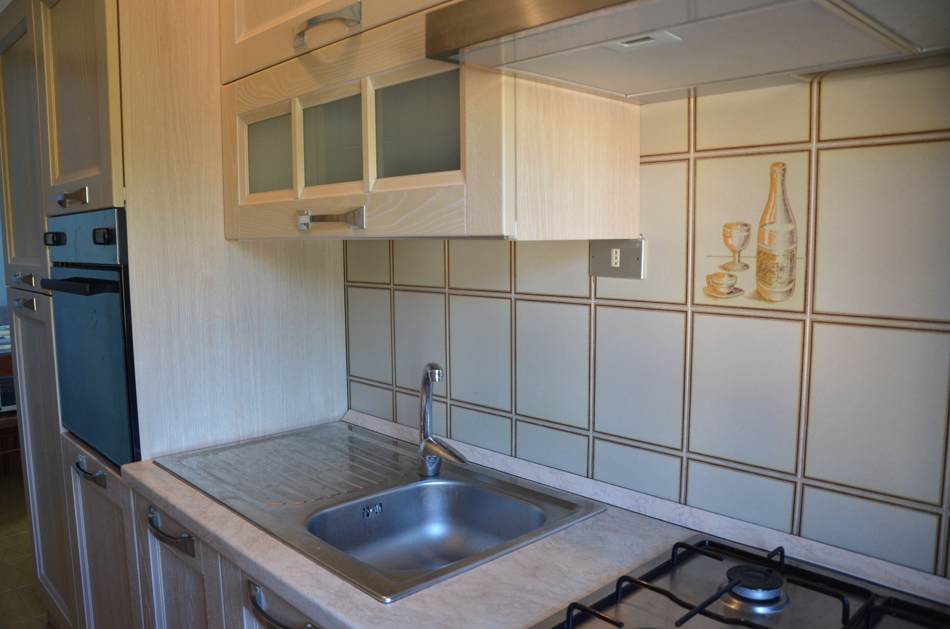 Réfrigérateur, four, plaque de cuisson, cafetière/bouilloire