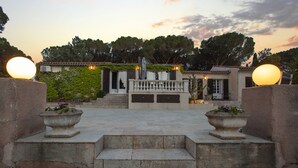 A courtyard with a stone staircase leading to a building with a balcony. There are two large spherical lights on either side of the entrance. - Stunning property in the heart of Provence. Big pool area.. Fully ventilated (Vidauban)