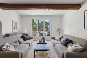 Téléviseur connecté, foyer, lecteur de DVD, livres