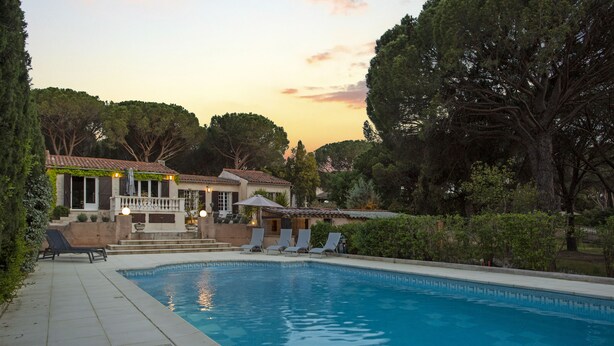 A swimming pool with lounge chairs, a covered patio, and a house with a tiled roof. - Stunning property in the heart of Provence. Big pool area.. Fully ventilated (Vidauban)