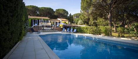 Piscina all'aperto, una piscina riscaldata
