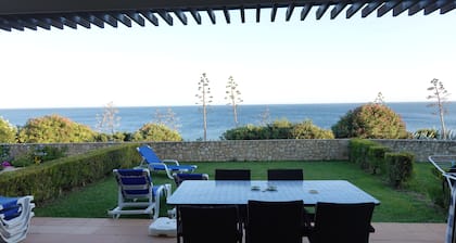 Hermosa villa con piscina, zona tranquila con vistas directas al mar