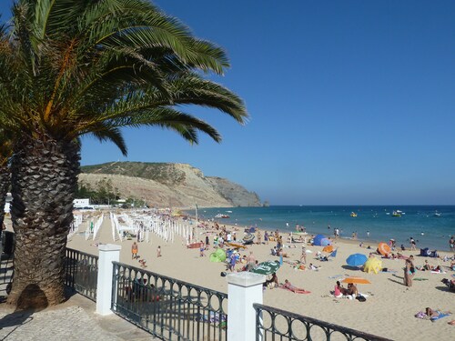 Belle villa avec piscine, endroit calme donnant directement sur la mer